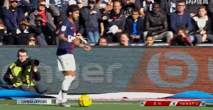 德国杯半场：曼赞比造点格里弗建功，弗赖堡1-0达姆施塔特（德国杯半场战报：曼赞比造点助格里弗破门，弗赖堡暂1-0领先达姆施塔特）