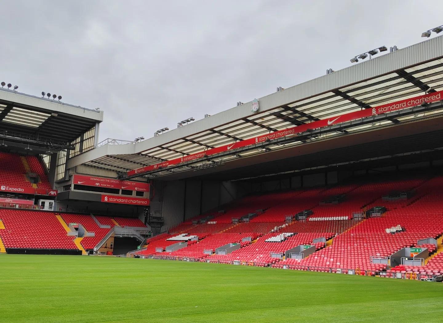 套娃，久保建英坐在涩谷的大久保建英像下握着一个小久保建英