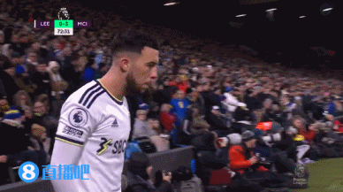 U22国足力克韩国U22，球迷在球员谢场时高喊“雄起”